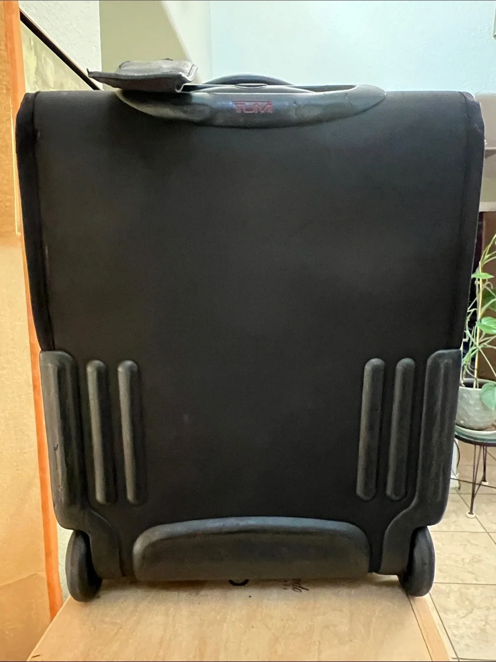 Tumi Black Softside Rollaboard Suitcase, see photos for more details. Pre owned